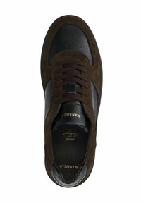 Bruine suede en zwarte leren sneakers met een ronde neus, platte veters en gouden logodetails op de binnenzool. Getextureerde zijpanelen.