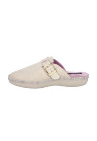 Zapatillas de ante beige de tipo mocasín con una correa de hebilla dorada y forro de felpa rosa suave, diseñadas para la comodidad en interiores.