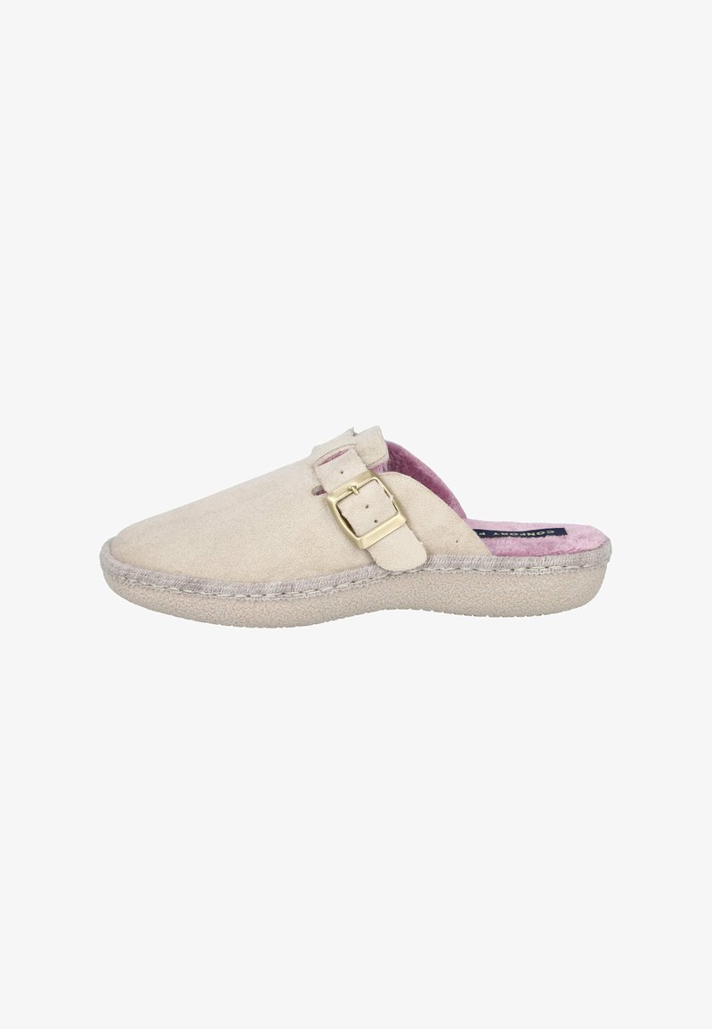 Zapatillas de ante beige de tipo mocasín con una correa de hebilla dorada y forro de felpa rosa suave, diseñadas para la comodidad en interiores.