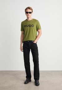 HUGO DULIVIO - Marškinėliai su spaudiniu - open green