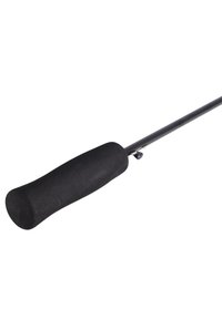 Poignée de canne à pêche noire avec une prise en caoutchouc texturé, attachée à un mince axe métallique droit, comportant un petit détail de quincaillerie près de la prise.
