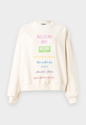 Krémový sveter s dlhými rukávmi, ktorý má rôzne farebné textové dizajny "Moschino Jeans", vrátane blokových a kurzívnych písem.