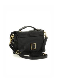 Borsa a tracolla nera in pelle con forma rettangolare, hardware dorato e un accento quadrato con borchie sul davanti. Include una tracolla rimovibile.