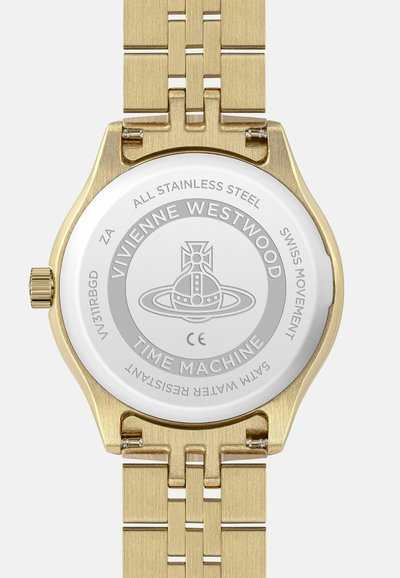 Reloj de acero inoxidable dorado con fondo de acero inoxidable, presenta un diseño circular y un logotipo grabado. Resistente al agua hasta 50 metros.