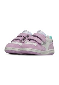 Sneaker in suede viola con cinturini in Velcro, accenti bianchi e suola in gomma testurizzata. Include il marchio sul lato e dettagli con pattern.