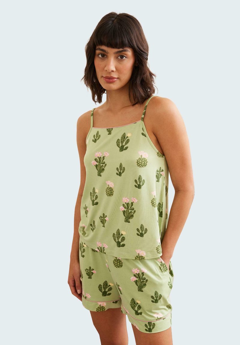 Groene stoffen pyjama set met een florale cactusprint, bestaande uit een mouwloos topje en shorts. Verfraaid met een roze rand langs de randen.