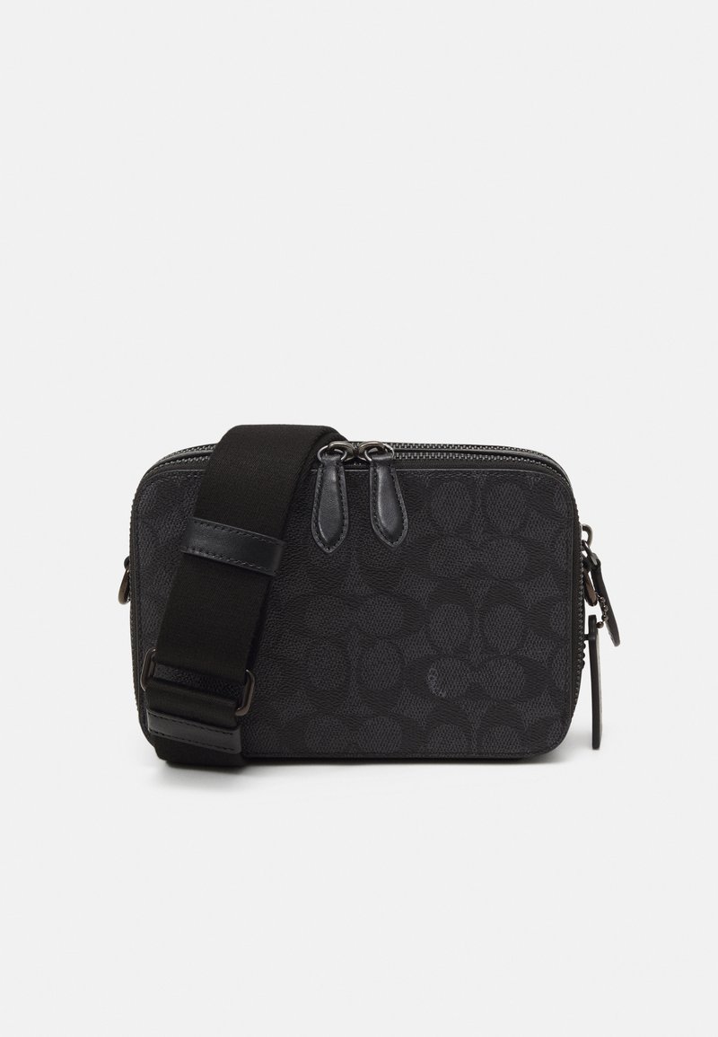 Bolso bandolera negro hecho de un material texturizado con un sutil patrón de logotipos, cierre con cremallera y correa ajustable.