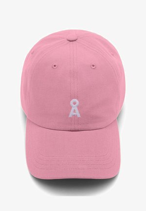 Pinkfarbene Baseballkappe mit weiß gesticktem Buchstaben "Å" mittig auf dem Vorderteil, mit genähten Ventilationslöchern und gebogenem Schirm.