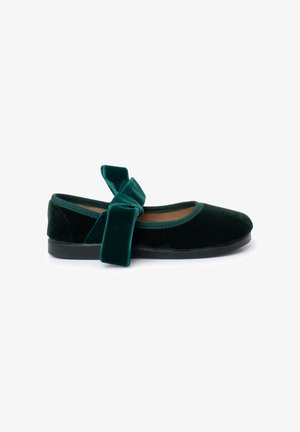 Ballerines vert velours à bout rond avec un grand nœud en ruban texturé sur le côté, dotées d'une semelle en caoutchouc noir et d'une bordure élastique.