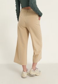 Even&Odd Hlače - beige/white