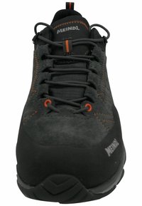 Černá turistická bota s šedou suede horní částí, oranžovým prošíváním, gumovou podrážkou a logem na boku. Šněrovací design a polstrovaný jazyk.