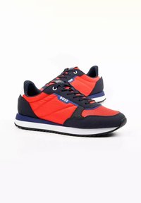 Baskets BOSS rouges et bleu marine avec des lacets noirs, des semelles intermédiaires blanches et bleues, et des panneaux en mesh respirant, présentées légèrement en angle sur fond blanc.