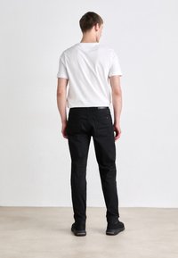 Tommy Hilfiger CORE HARLEM STAY - Jean droit - black