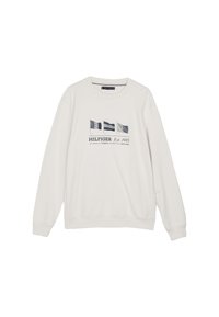 Sudadera blanca de manga larga hecha de una tela suave. Presenta un gráfico azul con banderas y el texto "HILFIGER Est. 1985". Cuello y puños de canalé.
