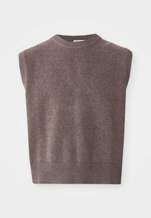 Brauner ärmelloser Pullover mit geripptem Rundhalsausschnitt und Saum, der eine weiche Textur und eine figurbetonte Form bietet. Einfaches und minimalistisches Design.