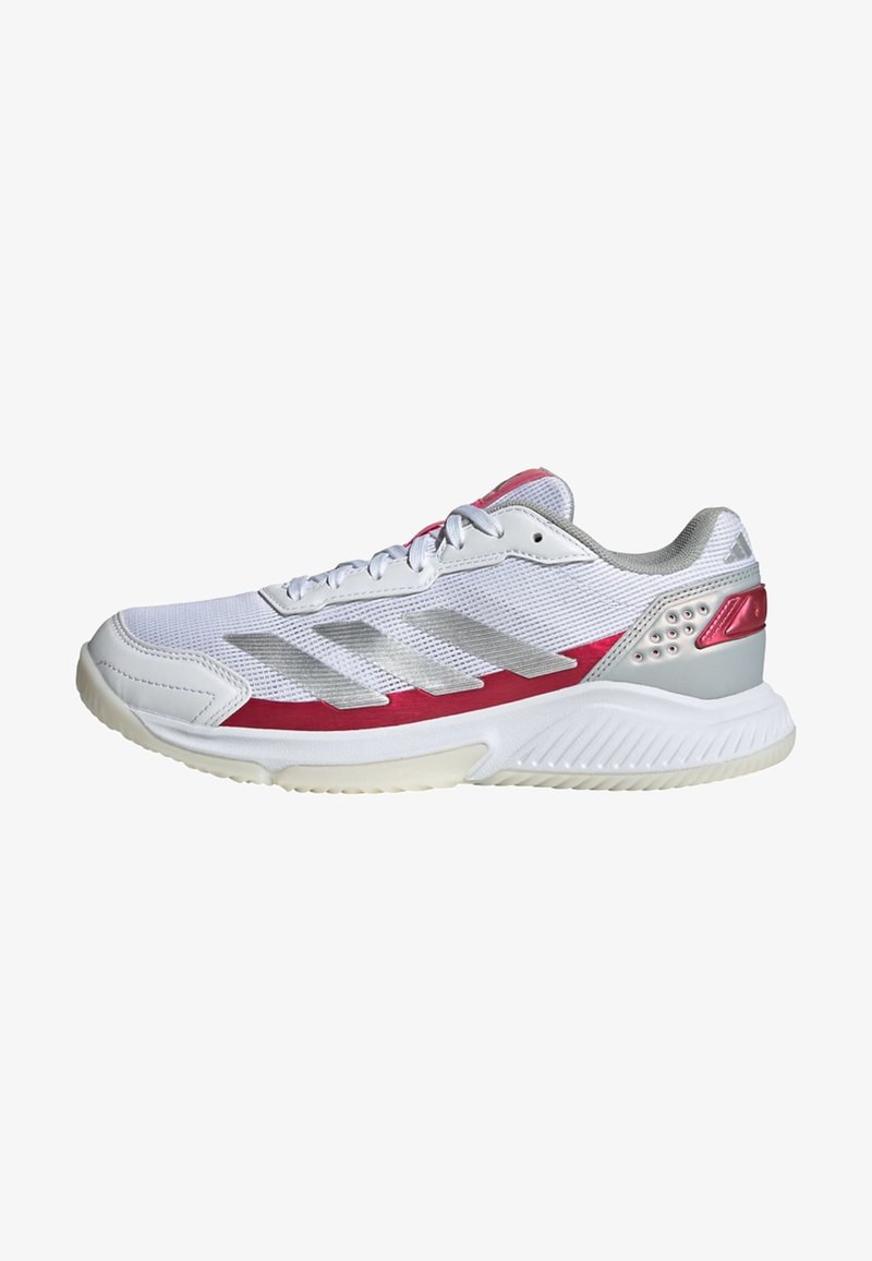 Shoe atlético branco com parte superior em malha, riscas prateadas, detalhes em rosa e sola texturizada. Apresenta colarinho acolchoado e detalhes perfurados.