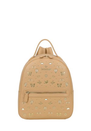 Zaino in pelle color cuoio con motivi dorati di farfalla, cuore, mongolfiera, nuvola e uccello, e tasca frontale con zip.