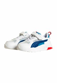 Scarpe sportive bianche con dettagli blu, in materiale mesh e sintetico, con chiusure a lacci e Velcro, e dettaglio rosso sul tallone.