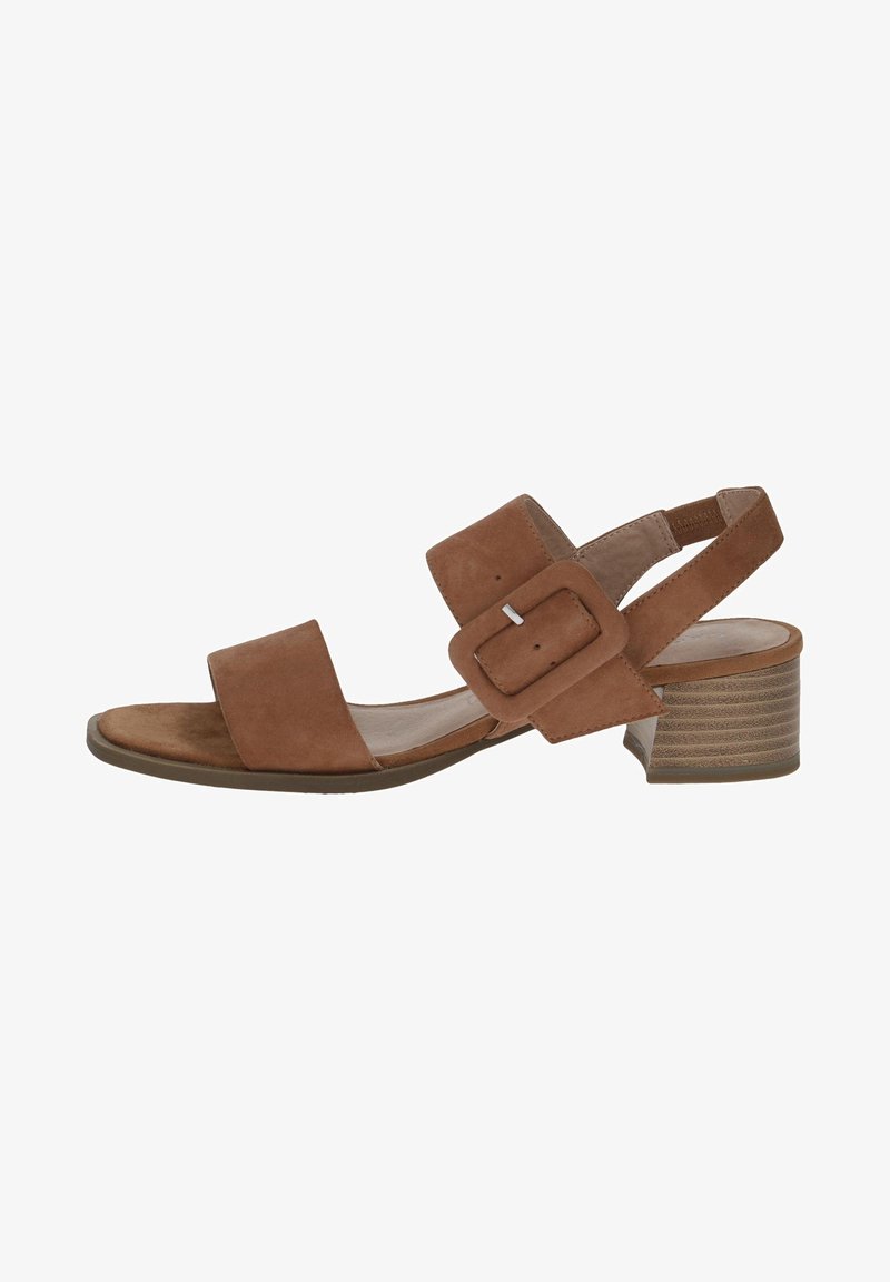 Sandale ouverte à bout ouvert en daim marron, talon bloc bas, larges brides et une grande boucle ajustable à la cheville.
