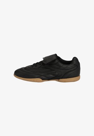 Basket en cuir noir avec semelle en gomme et design à lacets, avec une sangle velcro proéminente sur le dessus.