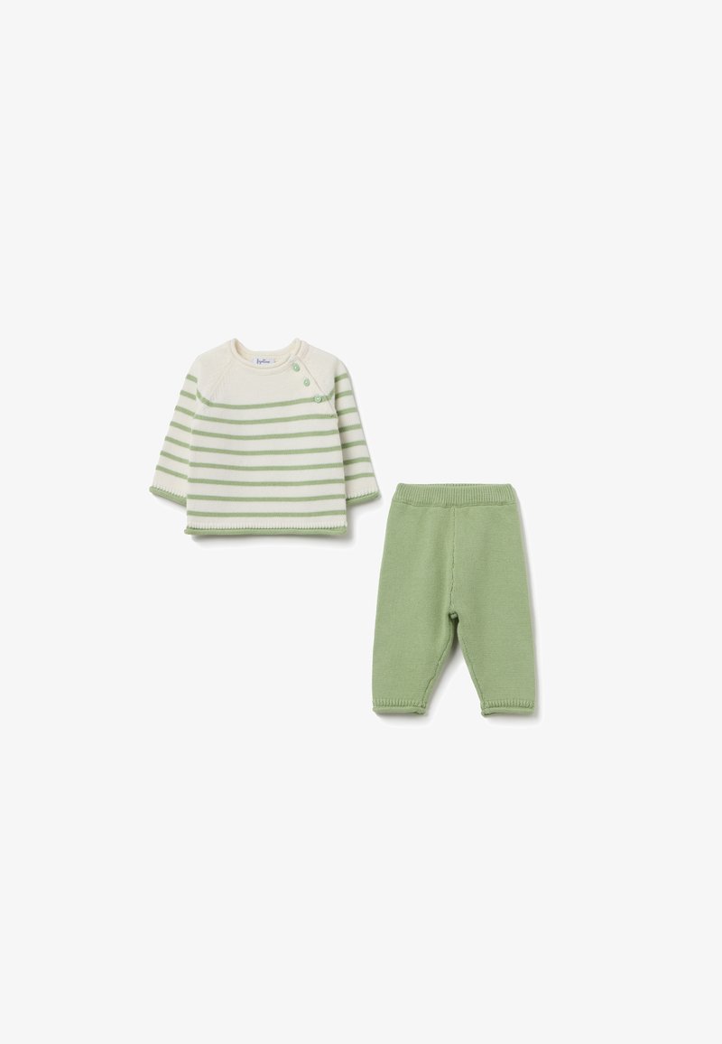 Haut à manches longues rayé en crème et vert avec des détails de boutons, associé à un pantalon vert uni en tissu extensible. Les deux sont fabriqués en tissu doux.