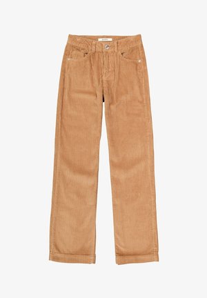 Jasnobrązowe spodnie sztruksowe o prostych nogawkach, z widoczną fakturą, przednimi kieszeniami i zapięciem na guzik w pasie.