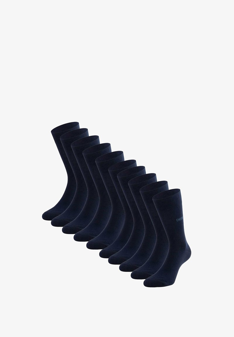 Dziesięć par czarnych, gładkich skarpetek do połowy łydki, ułożonych w linii ukośnej na białym tle.