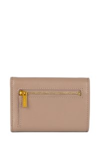 Portafoglio bifold in morbida pelle beige con finitura testurizzata. Presenta un accento in zip dorata sul davanti e dettagli di cucitura curati.