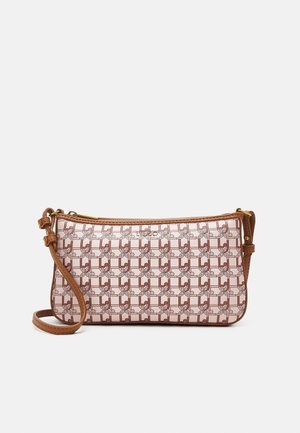 Rektangulær beige og brun crossbody-taske med geometrisk og blomsterformet mønster, justerbar rem og gyldent lynlås øverst.