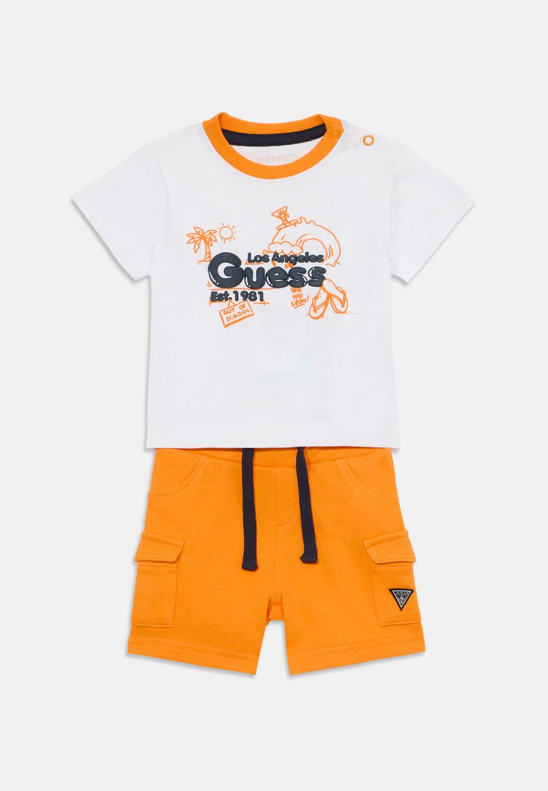 T-shirt blanc avec des accents oranges et un motif graphique, associé à un short orange avec deux poches latérales et un cordon de serrage marine.