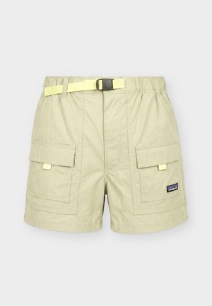 Short cargo beige avec deux grandes poches avant à rabat et une ceinture jaune réglable avec boucle noire.