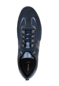 Sneaker blu navy realizzato in una combinazione di materiali in suede e mesh, con punta arrotondata, chiusura con lacci e un accento dorato sul lato.