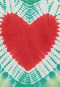 Tela de tie-dye con una gran forma de corazón rojo centrada en un fondo verde y blanco con patrones radiantes. Textura de algodón suave.