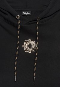 Schwarzer Hoodie mit Kordelzug und geflochtenen Akzenten. Zentrale Grafik einer Sonne mit Strahlen und dem Text "SUN" in Gold. Markenlabel sichtbar.