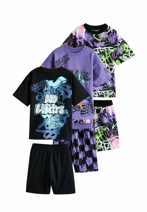 Trois ensembles chemise à manches courtes et short avec des imprimés de style graffiti en noir, violet, vert et couleurs pastel.