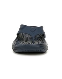 Donkerblauwe flip-flop met een gestructureerde voetbed met spiraalpatronen, een enkele band en verhoogde horizontale accenten aan de bovenkant.