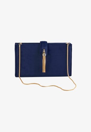 Rektangulær mørkeblå clutch med en guldfrynse-detalje i midten og en tynd guldkæde som rem.