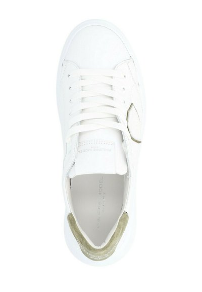 Scarpa bianca con lacci piatti, tomaia bianca texturizzata, dettaglio verde oliva sul tallone e suola in gomma liscia. Design minimalista.