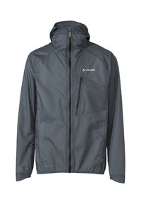 Giacca impermeabile grigia con cappuccio, zip frontale, tasca sul petto, polsini elasticizzati e orlo con coulisse. Presenta un logo sul lato sinistro in alto.