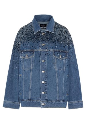 Jeansjacke mit Farbverlauf in Blau, verziert mit schwarzen und silbernen Nieten, ausgestattet mit zwei Vorderaschen und klassischem Knopfverschluss.