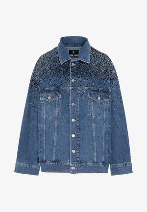 Giacca di jeans con sfumatura blu, decorata con borchie nere e argentate, dotata di due tasche frontali e chiusura a bottoni classica.