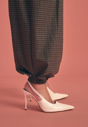 Stradivarius SCHUHE MIT STILETTOABSATZ 19652870 - Escarpins à talons hauts - white