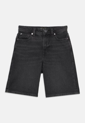 Shorts in denim nero alla lunghezza del ginocchio con tasche frontali, passanti per cintura e chiusura con bottone, disposti su uno sfondo bianco.