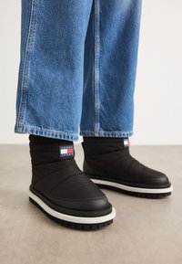 PADDED FLAT BOOT - Botine cu platformă - black