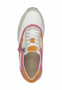 Flerfärgad sneaker med vita läderdetaljer, rosa, orange och ljusbruna mockadetaljer, platta snören och sidodragkedja. Texturerad sula.
