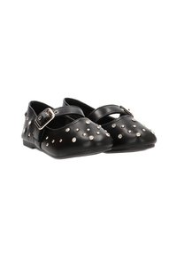 Zapatos de cuero negro con punta redondeada, que cuentan con una correa con una hebilla de plata y adornos plateados dispersos en la parte superior.