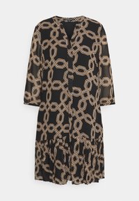 Robe noire à encolure en V et manches trois-quarts. Présente un motif géométrique de chaînes en beige et or, avec un ourlet volanté évasé.