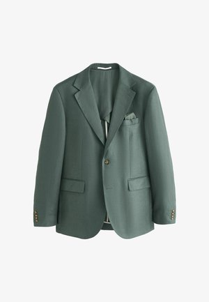 Ein-Knopf dunkelgrüner, maßgeschneiderter Blazer mit Notch-Revers, Pattentaschen und einem Einstecktuch auf weißem Hintergrund.