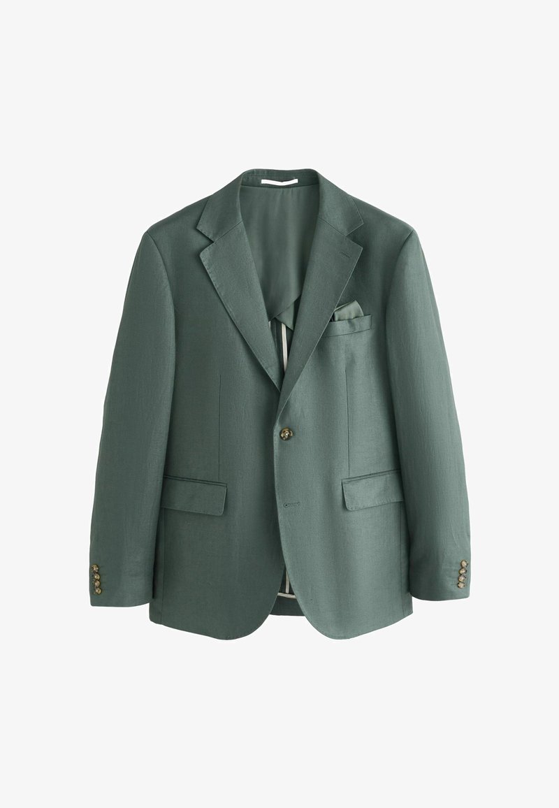 Blazer vert foncé cintré à un seul bouton avec revers à cran, poches à rabat et pochette sur fond blanc.