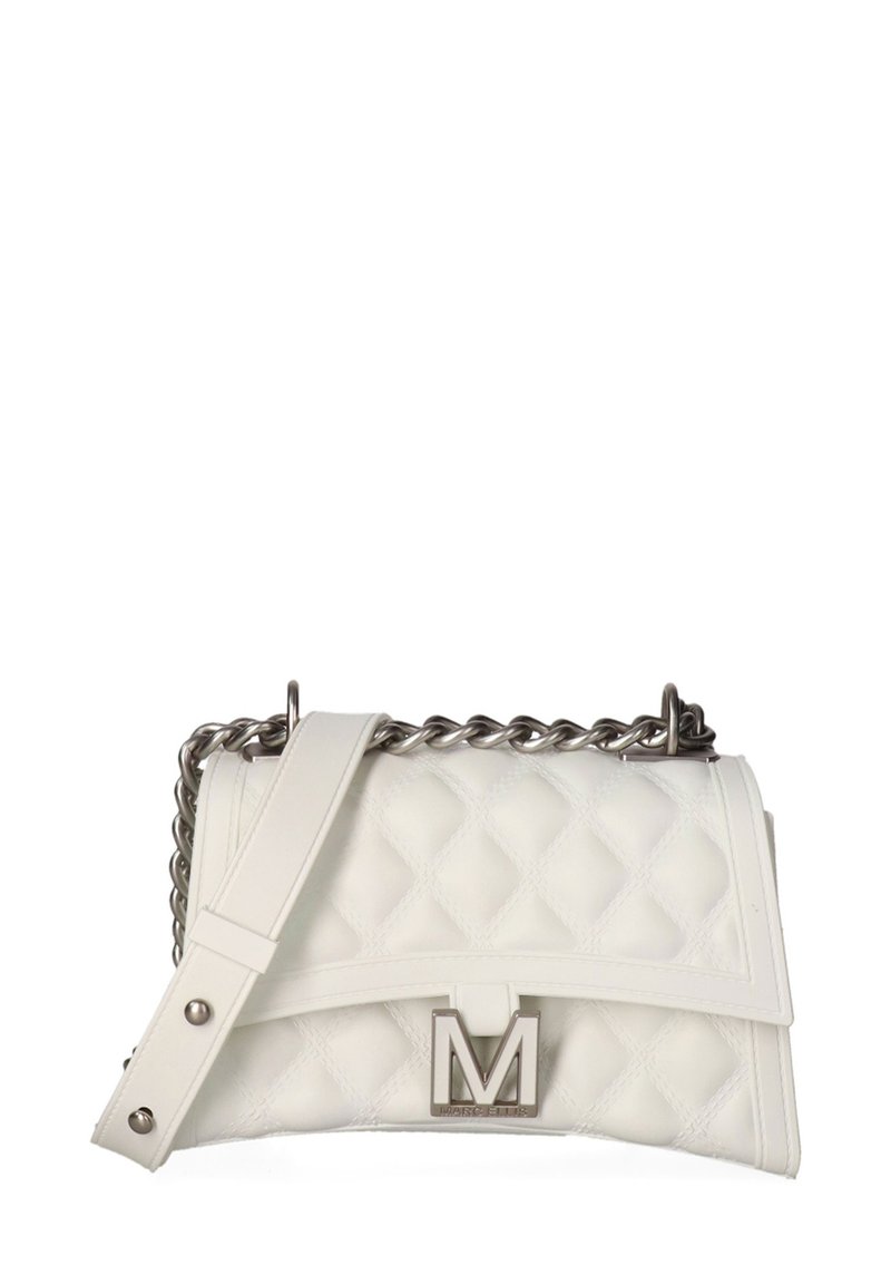 Weißes Lederhandtasche mit gestepptem Muster, silberner Kettenriemen und einem markanten Metall-"M"-Logo auf der Vorderseite. Glatte Textur.